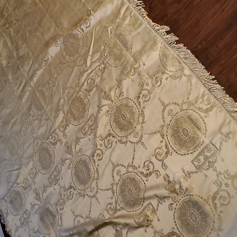 Vintage Beautiful Gold and Fringe Table Cloth. 7ft x 5ft. New